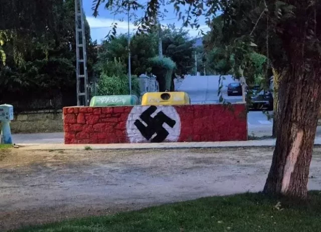 Una esvástica en una plaza de Alpedrete, gobernado por PP y Vox: "Tenemos un problema secular con las bandas neonazis"