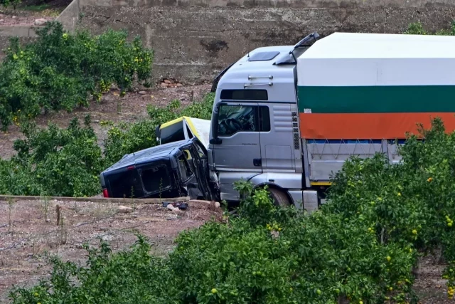 Mueren tres temporeros en un pueblo de València al ser arrollados por un camión sin frenos cuando recogían naranjas