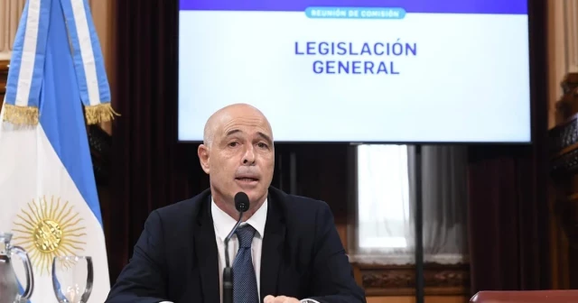 Argentina: Senador del Partido Reaccionario de Milei reconoce que tiene 15 asesores trabajando para su candidatura a gobernador y no para la tarea que fueron contratados