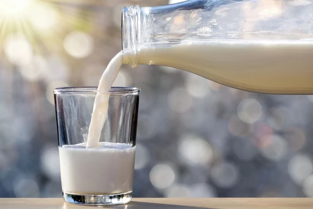 FACUA demanda a 8 cadenas de supermercados por vender la leche a un precio idéntico