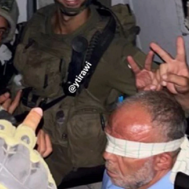 Un soldado israelí publica una foto en la que abusa y humilla a un anciano palestino secuestrado (EN)