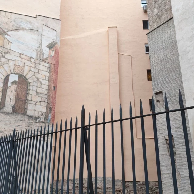 Zaragoza también tuvo su puerta del Sol, de la que solo queda un medallón de piedra y un mural