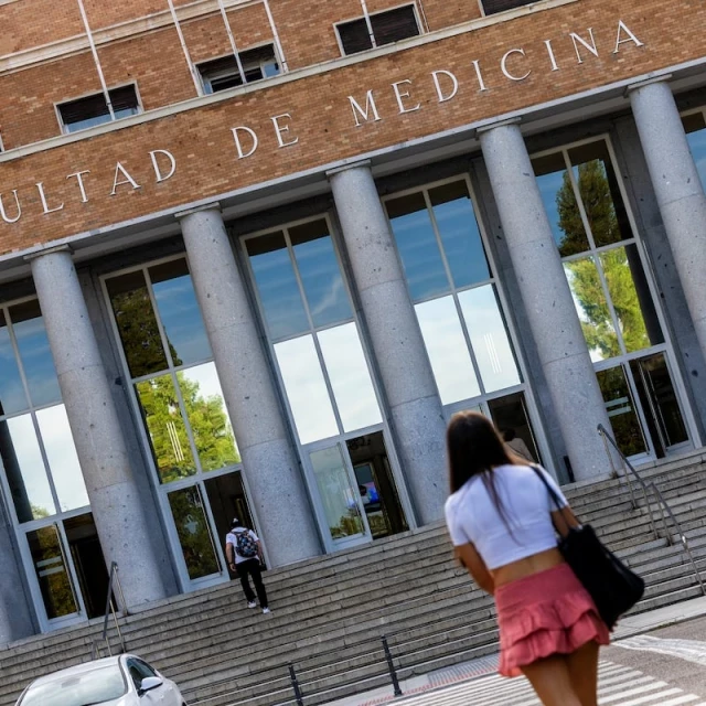 La universidad privada consolida en Madrid su dominio en Medicina: el 51% de los nuevos alumnos abonará más de 110.000 euros por el título