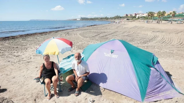 Una familia de Alicante, obligada a vivir en la playa por la falta de vivienda social