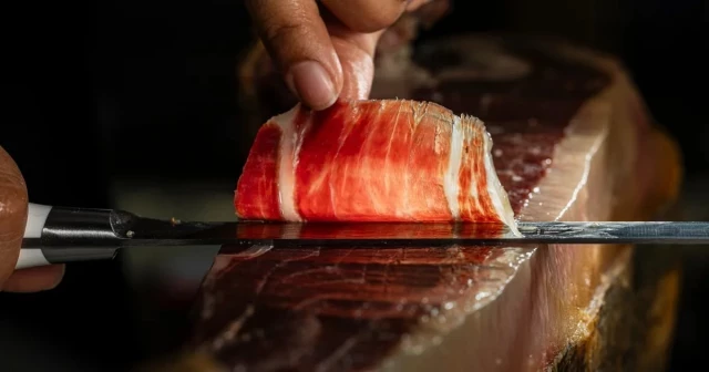 ¿El mejor trabajo del mundo? Los técnicos de Paradores que van a catar jamón ibérico de bellota de Guijuelo a 100 euros el kilo