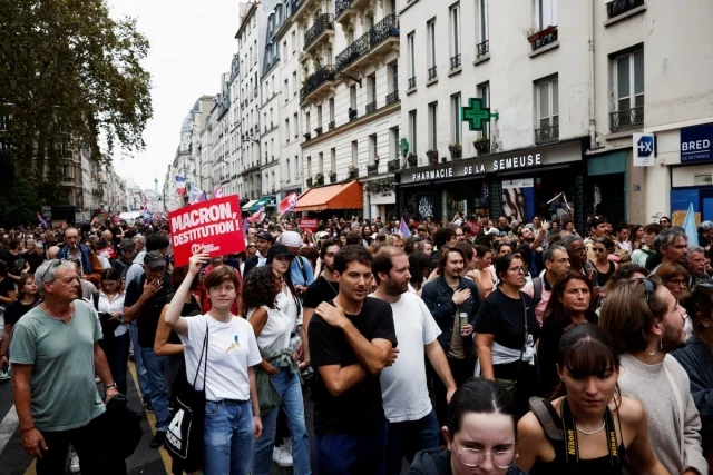 La izquierda saca a miles de personas a las calles de toda Francia para protestar contra Macron