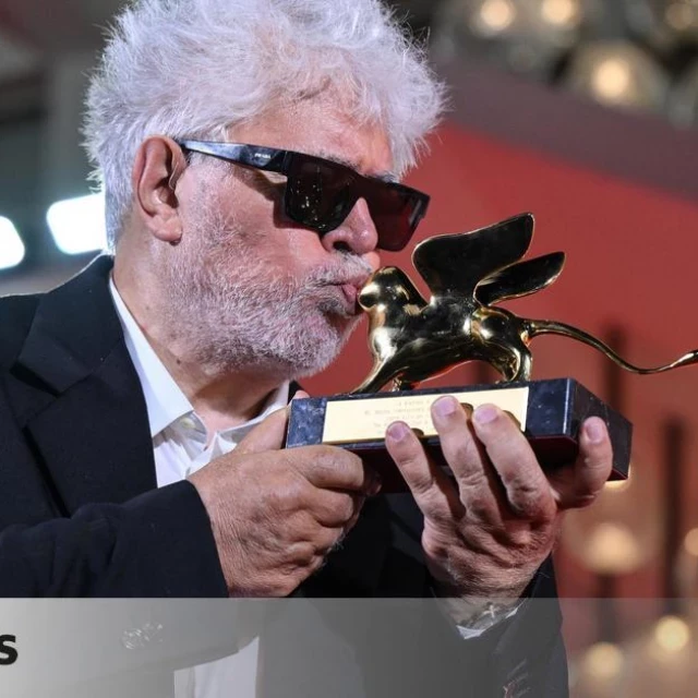 Almodóvar, tras lograr el León de Oro: “Que tus paisanos se identifiquen con este premio es tan grande como ganarlo”