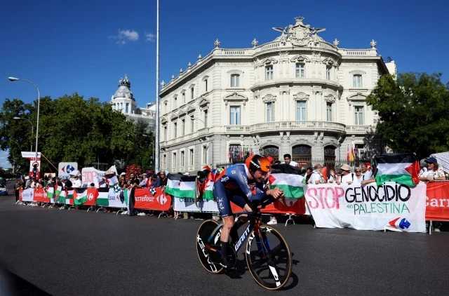 La Policía identifica a personas con la bandera de Palestina en la etapa final de la Vuelta en Madrid