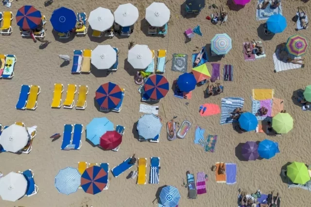 El verano de la masificación turística llega a su fin entre cifras récord, protestas sociales y vítores de la patronal