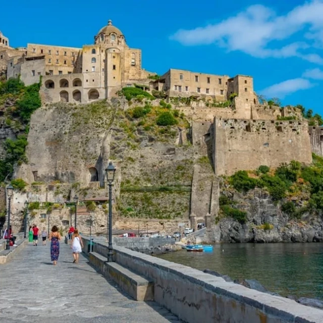 El castillo español que está en una de las islas más bonitas de Italia