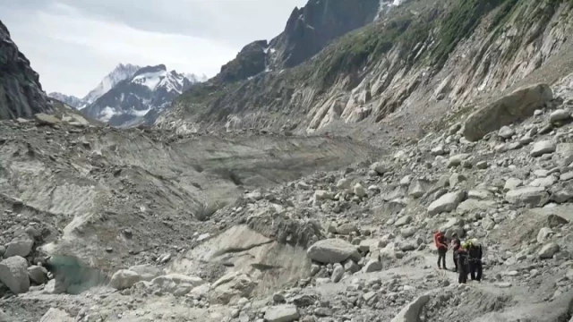 Miles de turistas visitan el glaciar francés Mer de Glace, que se derrite a un ritmo alarmante