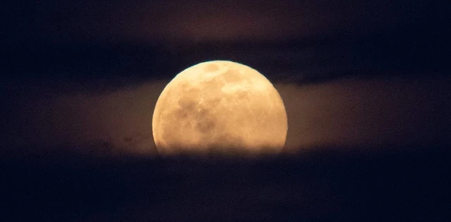 ¿Existe la Luna cuando no la miramos?