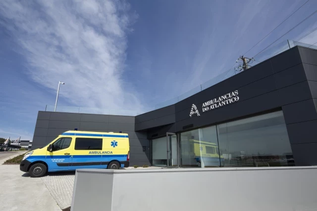 Contrato de urgencia por 4 millones para sacar a Ambulancias do Atlántico del transporte sanitario del Área de Vigo