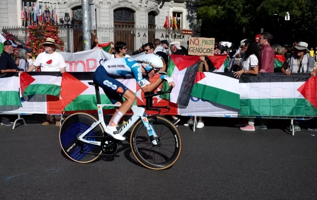 Sumar pide al Gobierno que aclare la retirada de banderas palestinas durante la final de la Vuelta en Madrid