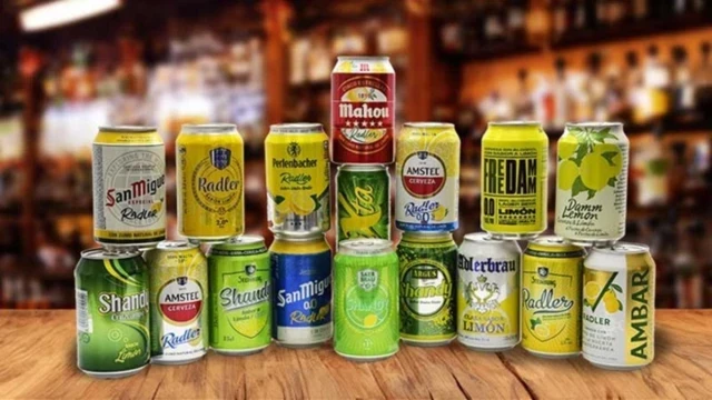 La OCU alerta a las personas que consumen cerveza con limón