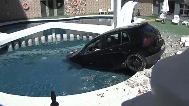 Un coche termina semisumergido en la piscina de un hotel en Torrevieja, Alicante