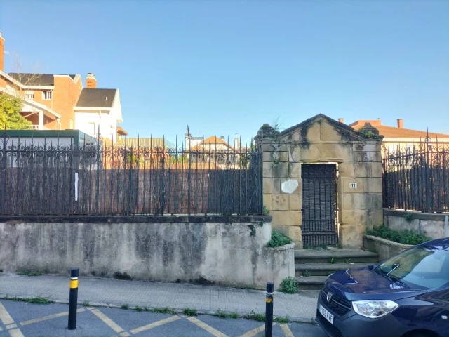 Dos concejales del Ayuntamiento de Getxo son cooperativistas de la promoción de viviendas que se iban a construir donde se ha derribado un edificio protegido del siglo XIX