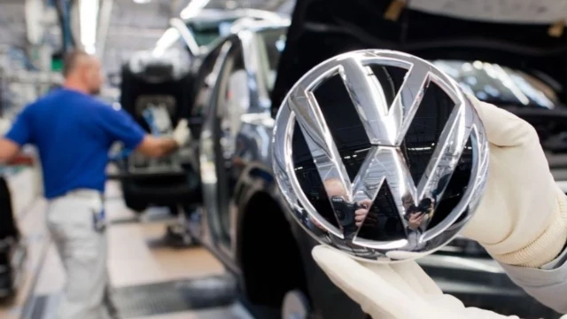 Volkswagen echó 300 empleados en Argentina y lanza millonaria inversión en Brasil