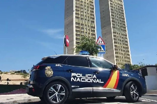 Un narco lanza 10.000 euros desde el balcón de un edificio de Benidorm antes de ser detenido