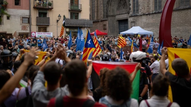 Gritos a ERC y pelea entre los ultras de la CUP y Aliança Catalana en el inicio de la Diada