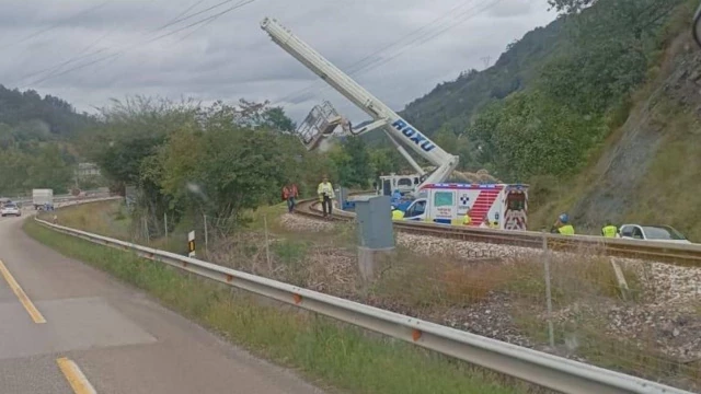 Muere un operario de una grúa al chocar la máquina con un tren en Figaredo