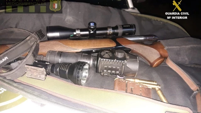 Detenido en Cuenca un cazador furtivo nocturno que disparaba a ciervos y jabalís con un rifle