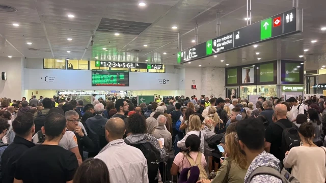 Caos en Sants, en directo | Una incidencia en el AVE activa la alerta en Barcelona-Sants por acumulación de viajeros