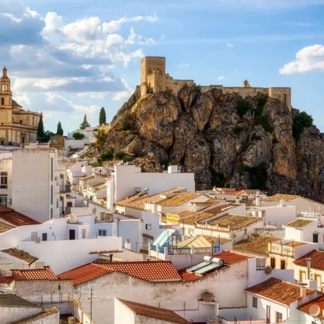 El castillo del siglo XII situado en lo alto de una colina que es de los más increíbles de Cádiz y tiene unas bonitas vistas