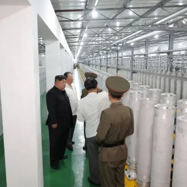 Corea del Norte difunde imágenes inéditas de una visita de Kim a una planta de enriquecimiento de uranio