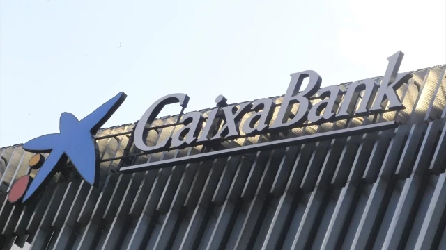 CaixaBank empieza a comercializar hipotecas vinculadas a los avales del Gobierno para jóvenes