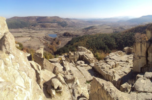 Descubren dos altares utilizados para sacrificios de sangre y adivinaciones en la antigua ciudad tracia de Perperikon [Eng]