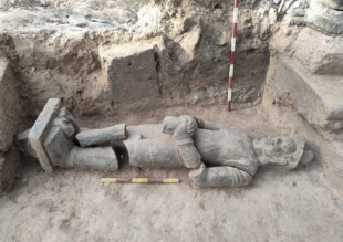 Estatua del guardián encontrada en Angkor Wat [Eng]