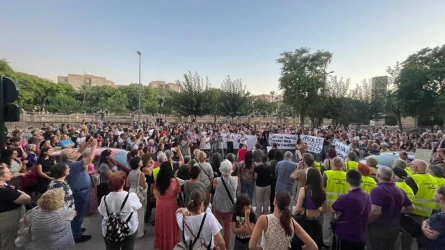 Multitudinaria concentración en Murcia contra de la rebaja de penas a los acusados de abusar de menores