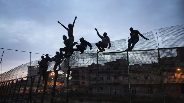 Más de 200 personas intentan saltar la valla fronteriza de Ceuta organizados desde redes sociales