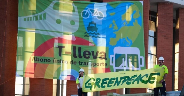 Greenpeace reclama abono único de transporte con una pancarta gigante en Atocha