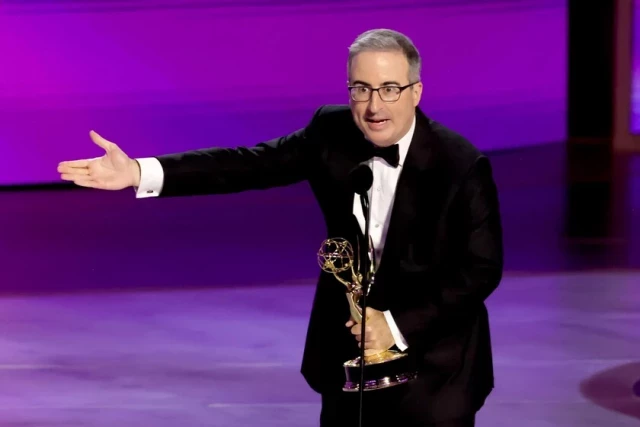 Los Emmy invitaron a John Oliver a irse del escenario mientras rendía tributo a su perra fallecida, y su respuesta fue la más natural del mundo