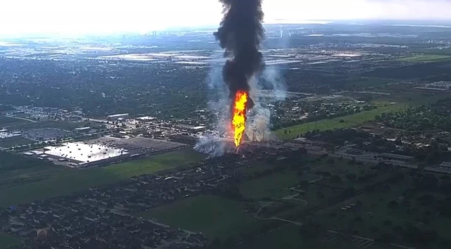 Autoridades evacúan zona cerca de Houston, Texas, tras explosión e incendio en oleoducto