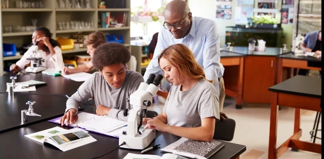 Así inculcamos una mentalidad ‘científica’ en adolescentes para protegerlos de las pseudociencias