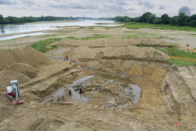 Descubren una estructura romana y una embarcación carolingia de 16 metros de largo en el lecho del río Loira