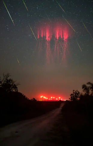 Fotógrafo captura una rara fotografía de un enorme espectro rojo en medio de una lluvia de meteoros de las Perseidas [Eng]