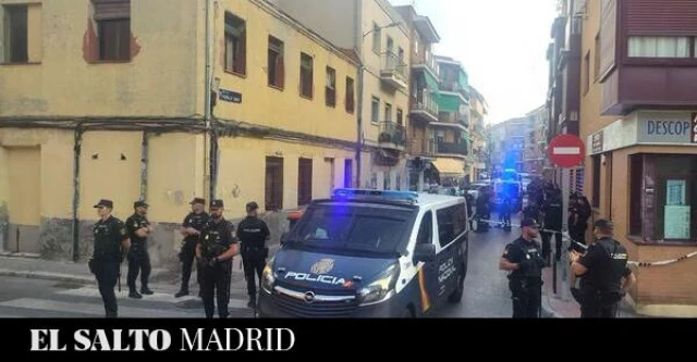 Desokupa y la policía, mano a mano en un desahucio en Carabanchel