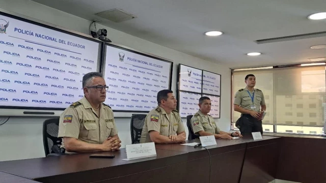 Policía recomienda a los ciudadanos usar silbatos durante apagones y toque de queda (ecuador)