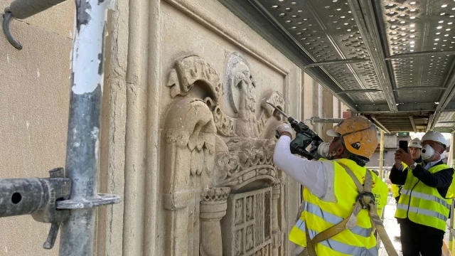 Vitoria elimina el último escudo franquista de las calles de la ciudad