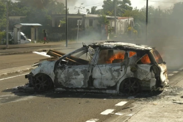 Francia impone toque de queda en barrios de la isla caribeña de Martinica por disturbios