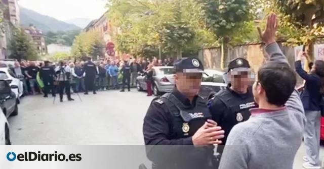 La Policía evita que el diputado de Vox José María Figaredo se encare con manifestantes antirracistas en Asturias