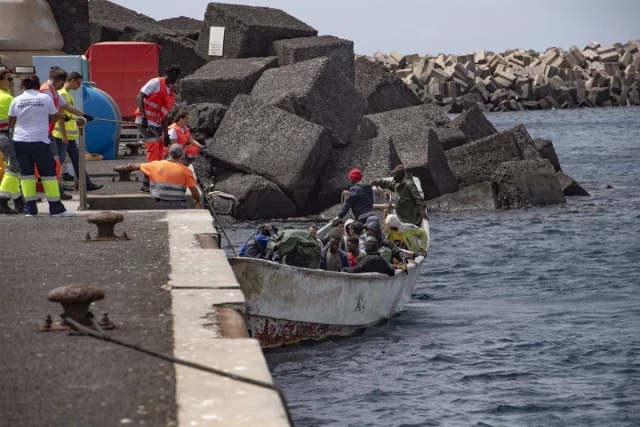 Más de 1.300 migrantes han llegado desde el lunes de forma irregular a España, todos ellos a Canarias