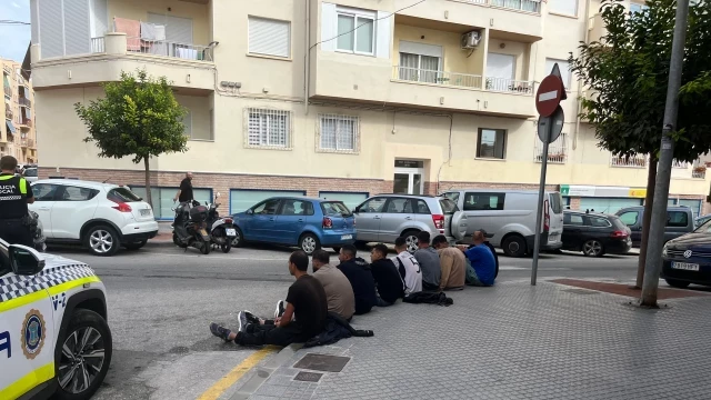 Una lancha rápida con una treintena de migrantes magrebíes llega a una playa de Nerja (Málaga)