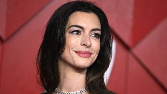 Anne Hathaway entregará un premio a Pedro Sánchez la próxima semana en Nueva York