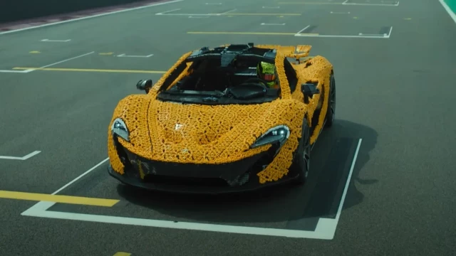 Lando Norris da la vuelta a Silverstone con un McLaren P1... ¡hecho con piezas de Lego!