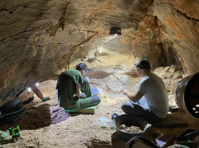 Descubrimientos en la Cova dels Tritons adelantan la presencia de los primeros Homo sapiens en el Pirineo Prehistórico en 5.000 años